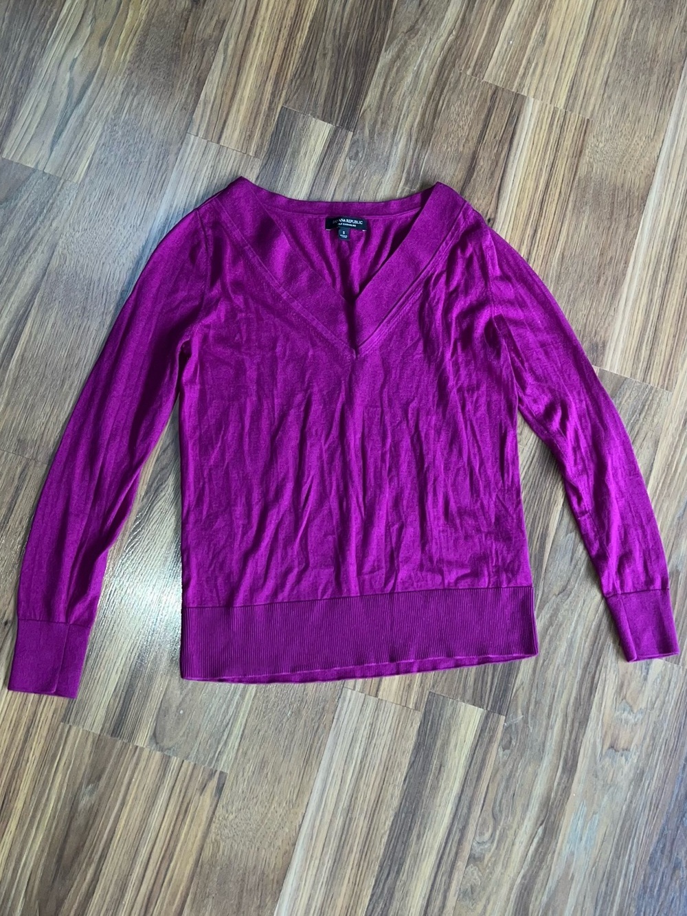 Banana Republic V-Neck Long Sleeve Silk Cashmere Sweater Magenta